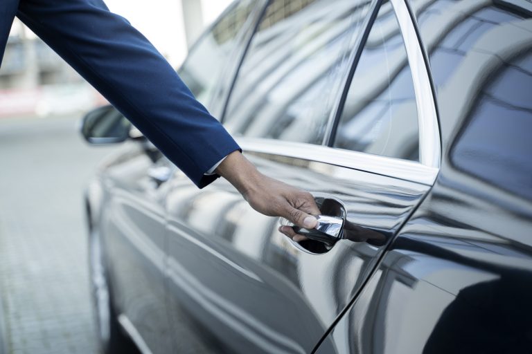 Taxiservice maakt deur open voor passagier