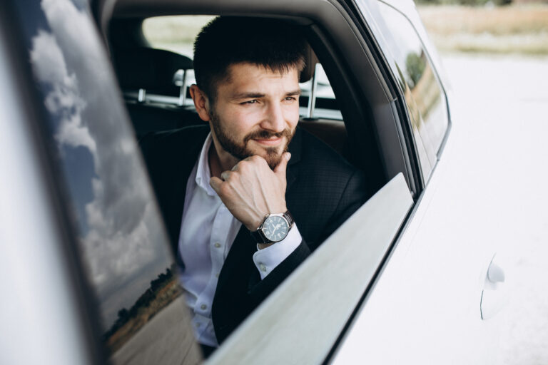 Passagier achterin een taxi