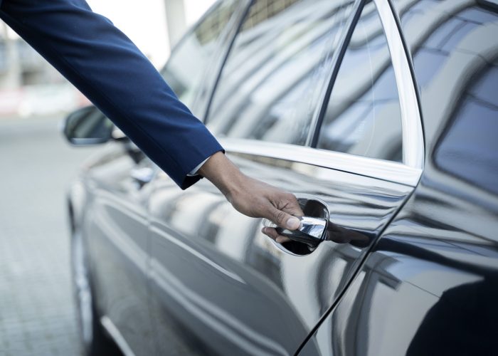 Door open Taxiservice maakt deur open voor passagier
