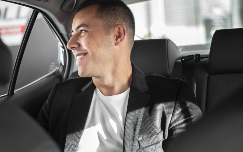 Passagier achterin de taxi